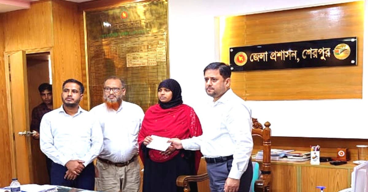 শেরপুরে সড়ক দুর্ঘটনায় নিহত পরিবারের মাঝে বিআরটিএ’র চেক বিতরণ