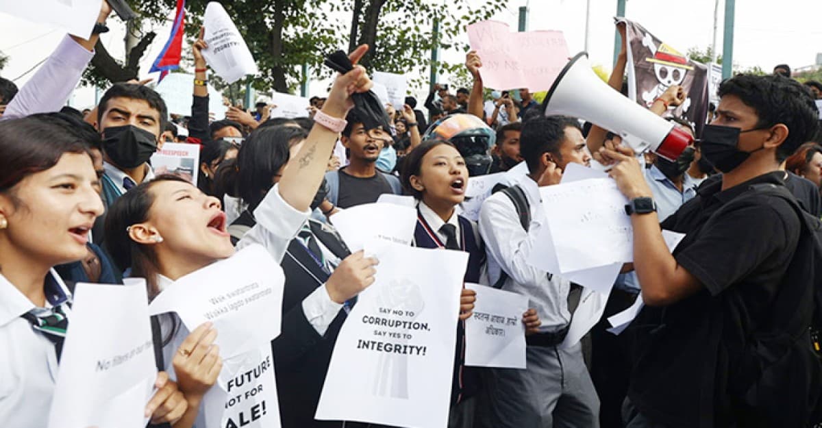 নেপালে বিক্ষোভে ভয়াবহ সহিংসতা, নিহত বেড়ে ১৪