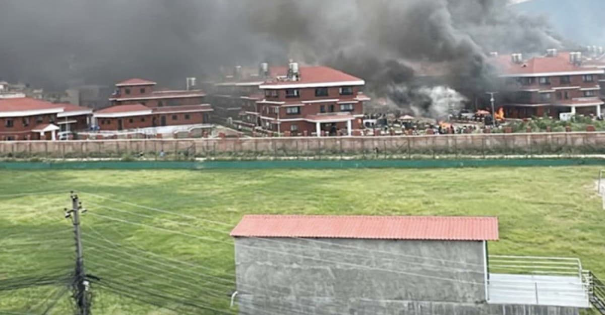 নেপালে বাসভবন থেকে মন্ত্রীদের সরিয়ে নিচ্ছে সেনাবাহিনী