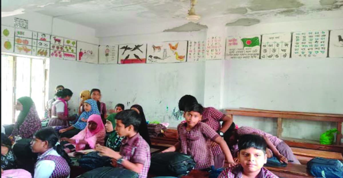 ২১৪ বছরেও স্কুলে নেই নতুনত্বের ছোঁয়া, ছাদ থেকে খসে পড়ছে কংক্রিট