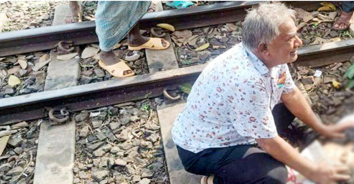 ট্রেনে উঠতে গিয়ে বাবার সামনেই সন্তানের মৃত্যু