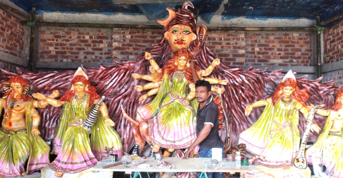 তুলির শেষ আচরে রাঙ্গানো হচ্ছে দেবী দূর্গাকে