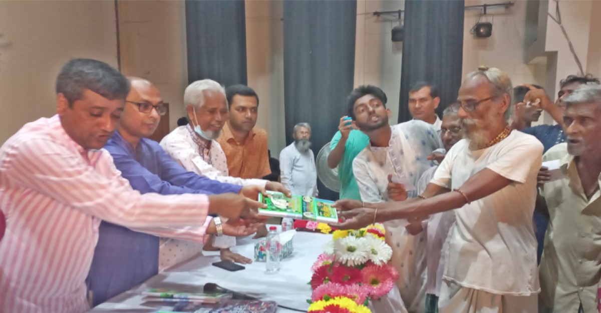 বরগুনায় দূর্গা পূজা উপলক্ষে বস্ত্র বিতরণ