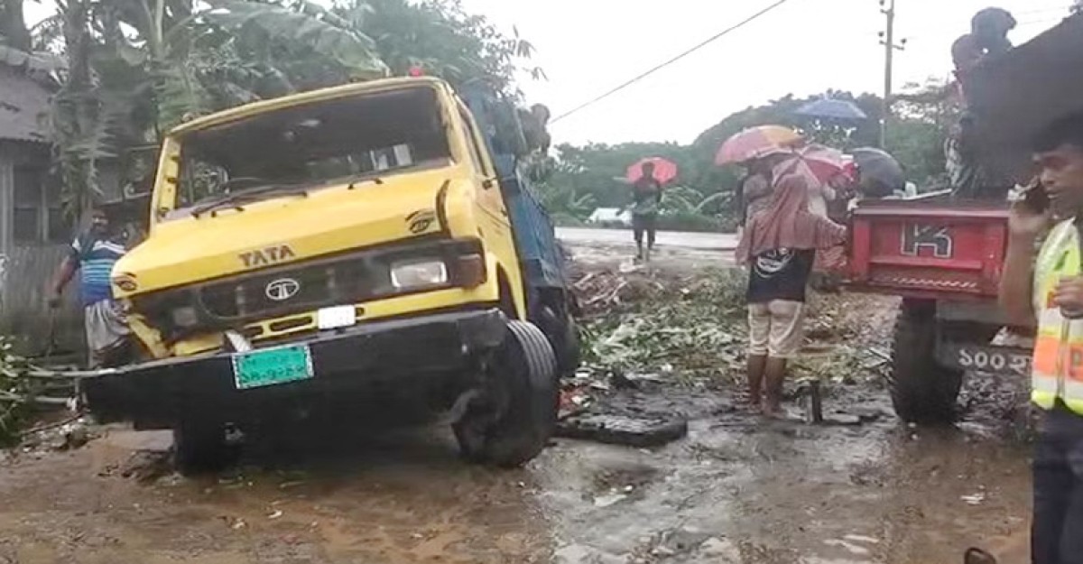 নরসিংদীর সড়কে ঝরল ৪ প্রাণ