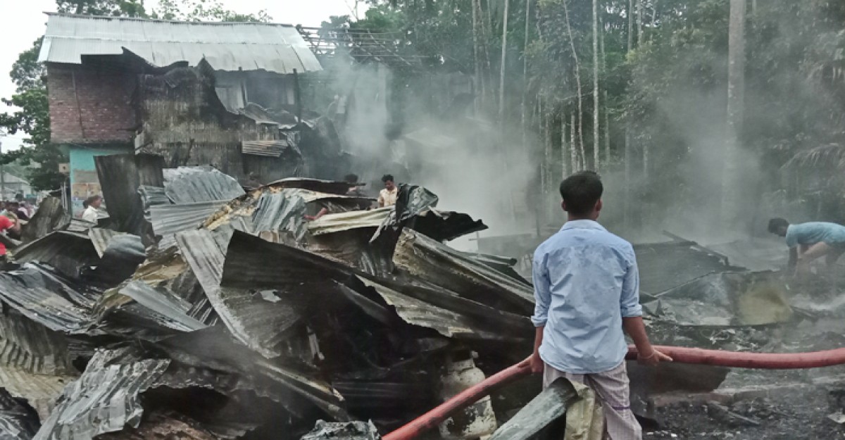 স্বরূপকাঠিতে অগ্নিকাণ্ডে ২১ দোকান ভস্মিভূত