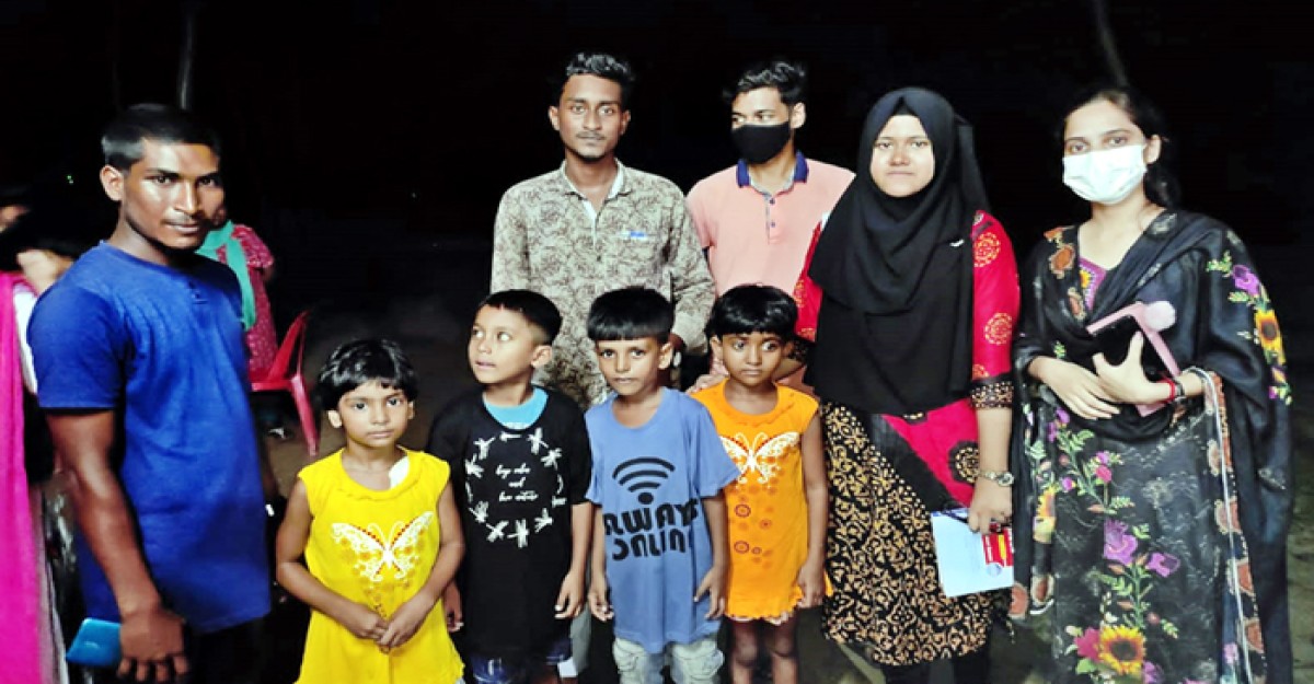 শিশুদের মাঝে পূজোর উপহার দিল আমরা করব জয়