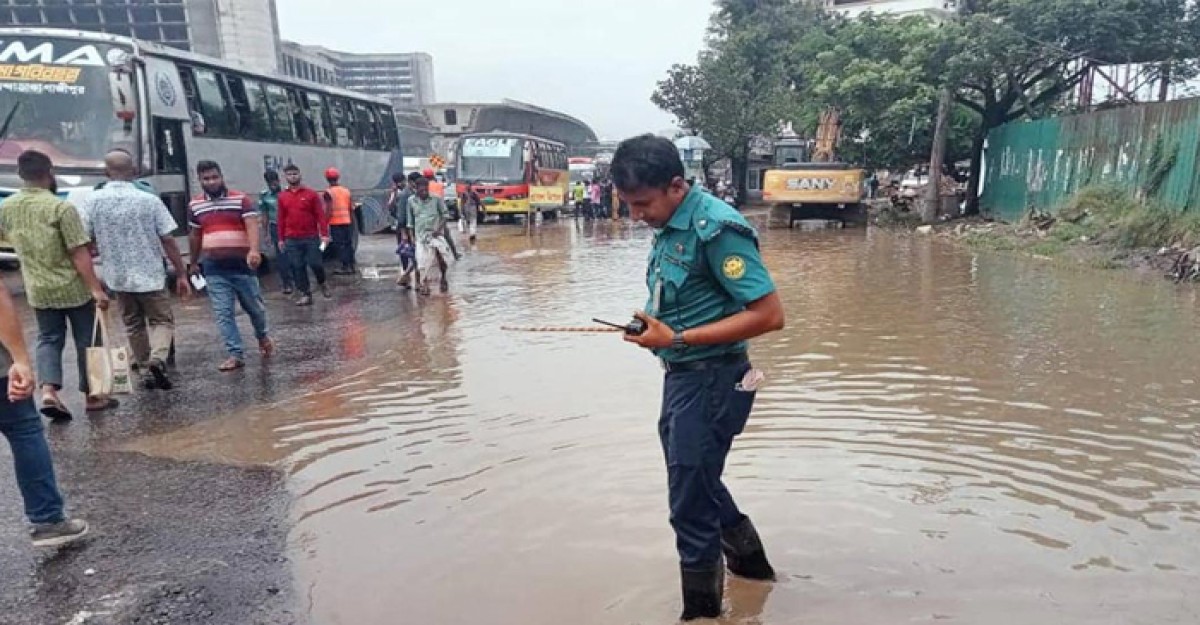 মোটর বসিয়ে জমা পানি সরাচ্ছে পুলিশ