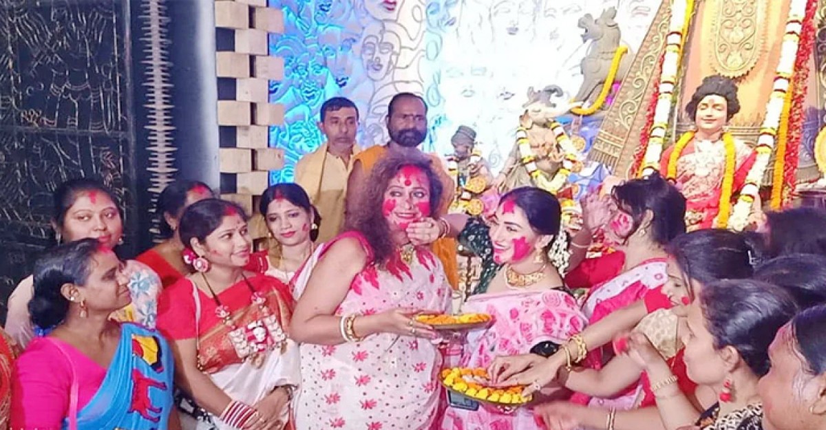 কলকাতায় সিঁদুর খেলায় মাতলেন অপু