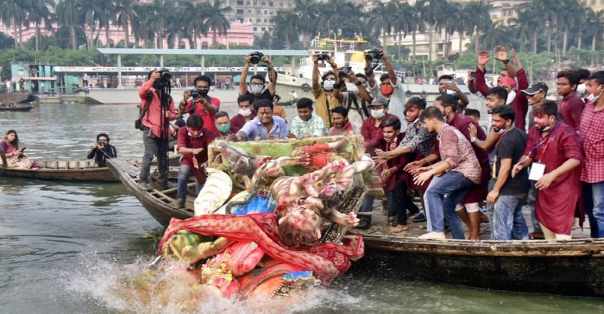 নৌকায় চরে বিদায় নিলেন দেবী দুর্গা