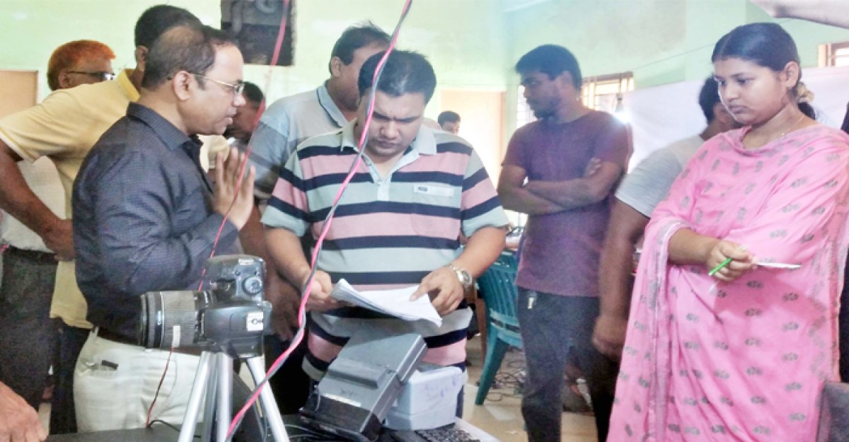 ঘোড়াঘাটে ভোটারদের ছবি তোলা কার্যক্রম উদ্বোধন