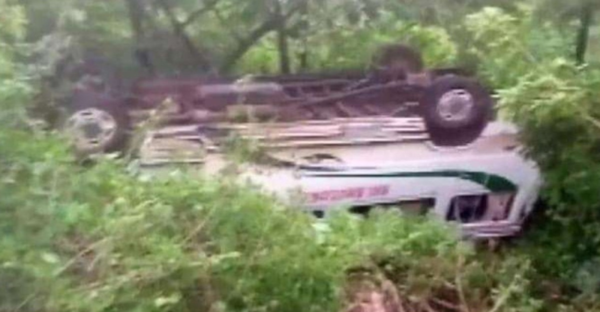 পর্যটক বোঝাই বাস গভীর খাদে: নিহত ১০