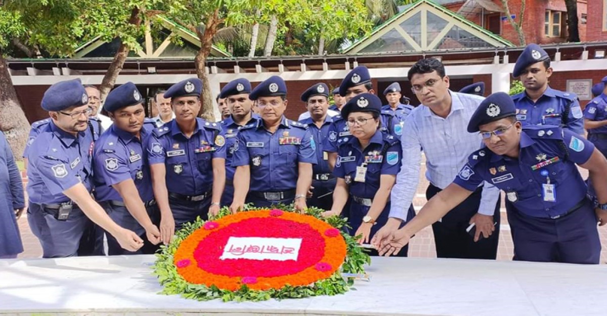 বঙ্গবন্ধুর সমাধিতে অতিরিক্ত আইজিপি ও টুরিস্ট পুলিশ প্রধান হাবিবুর রহমানের শ্রদ্ধা
