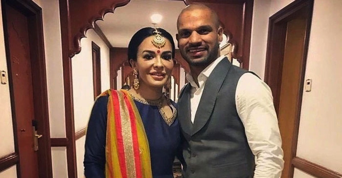 নায়িকার হাতে হাত রাখলেন শিখর ধাওয়ান?