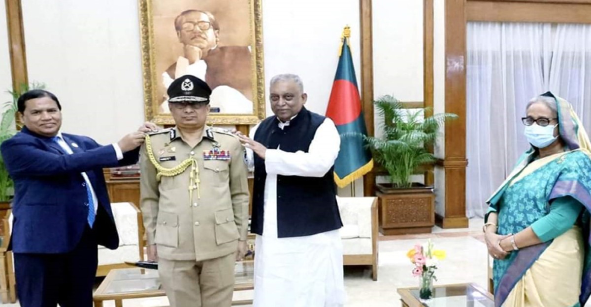 আইজিপিকে র্যাংক ব্যাজ পরিয়ে দিলেন প্রধানমন্ত্রী শেখ হাসিনা