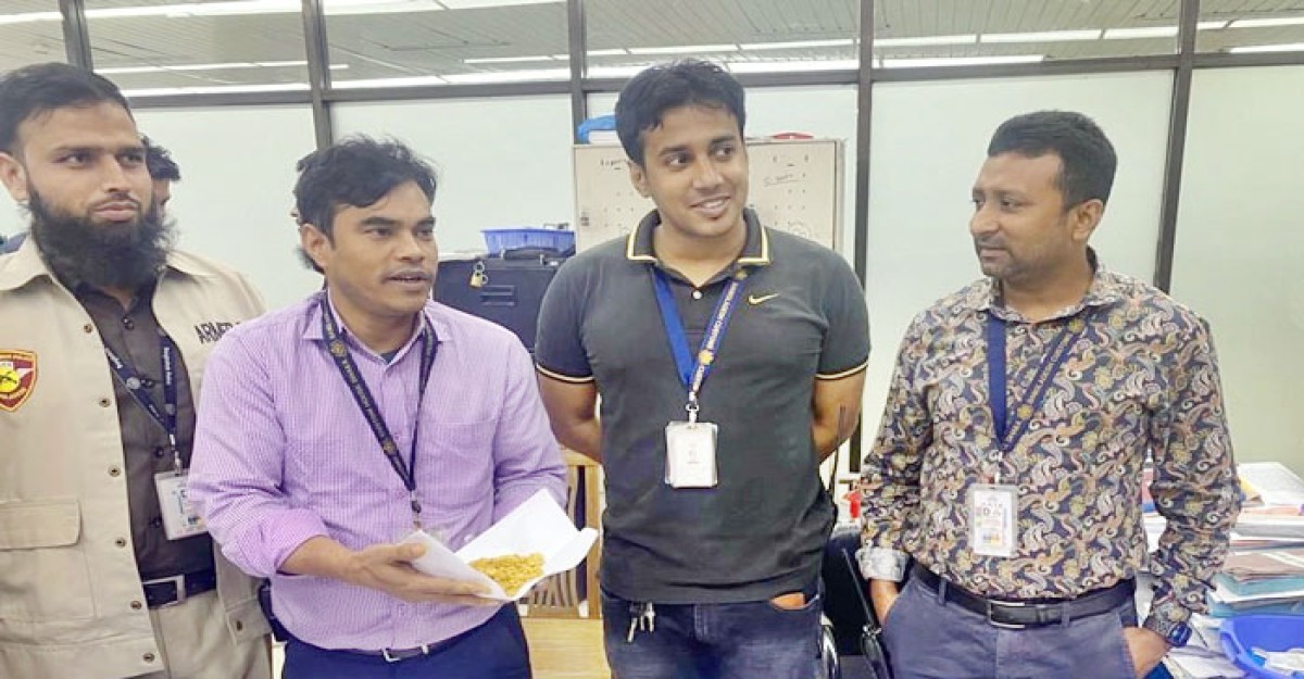 শাহজালালে স্বর্ণসহ ২ যাত্রী গ্রেফতার