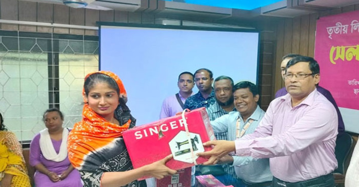 হিজড়াদের মাঝে সেলাই মেশিন বিতরণ করল পাথওয়ে