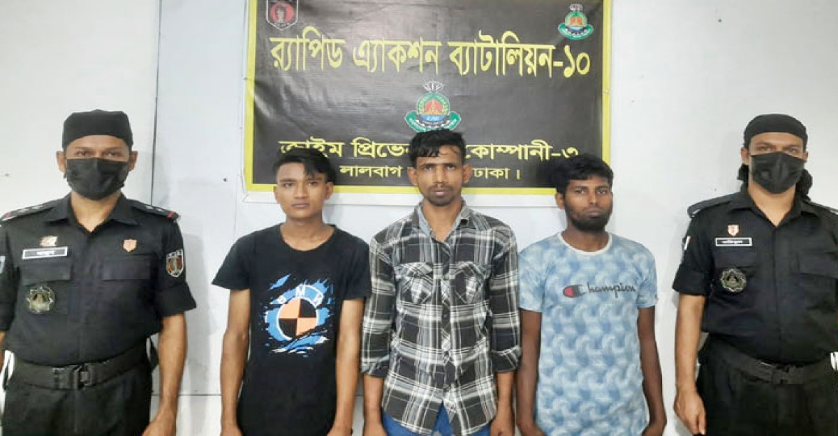রাজধানীতে তিন ছিনতাইকারী গ্রেফতার