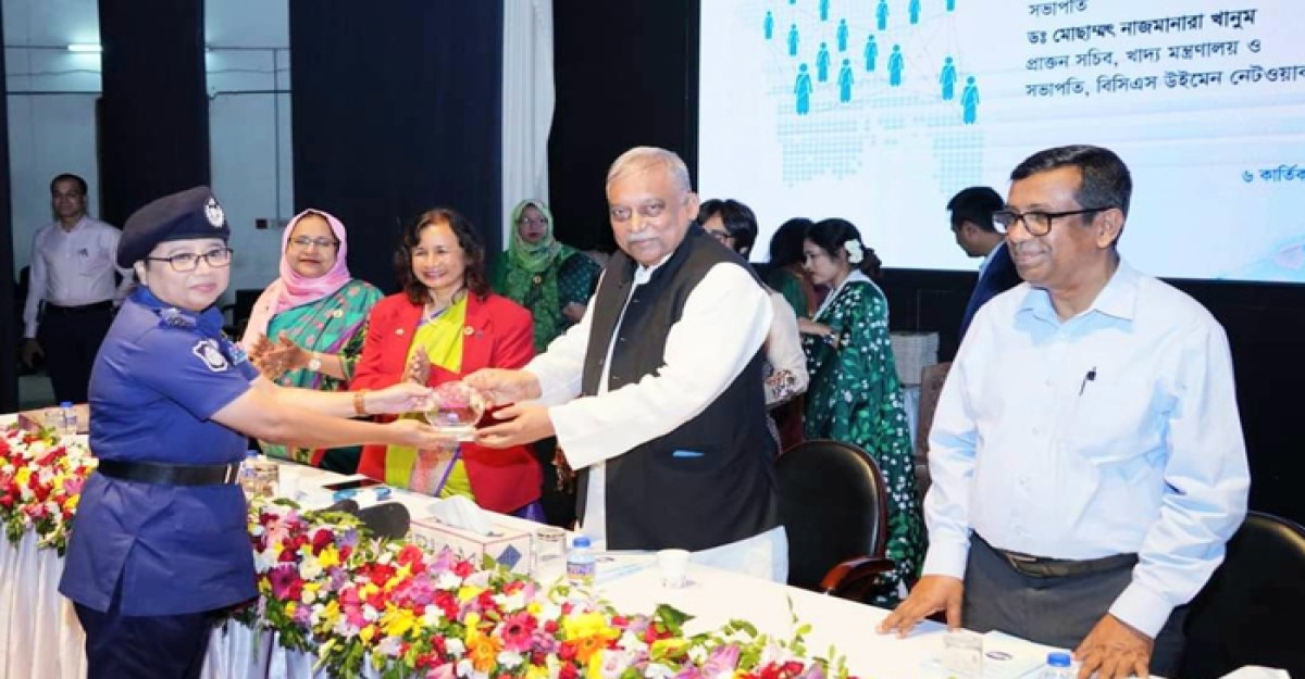 বিসিএস উইমেন নেটওয়ার্ক সম্মাননা পেলেন পুলিশ সুপার আয়েশা সিদ্দিকা