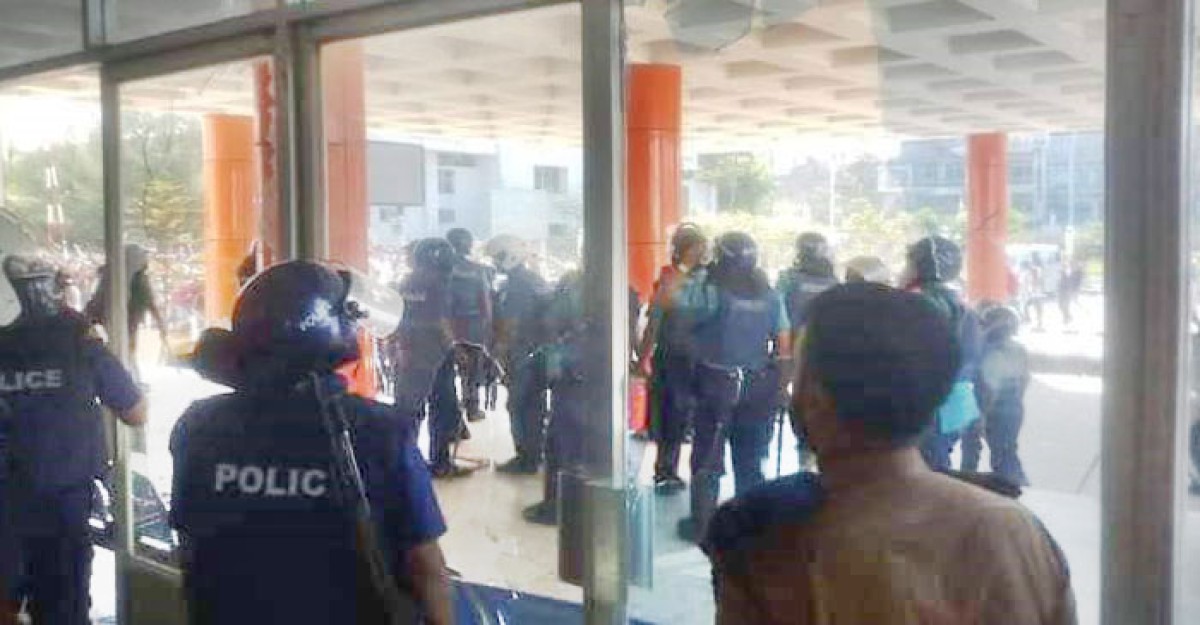 রেলস্টেশনে ভাঙচুর,১৭০ জনের নামে মামলা