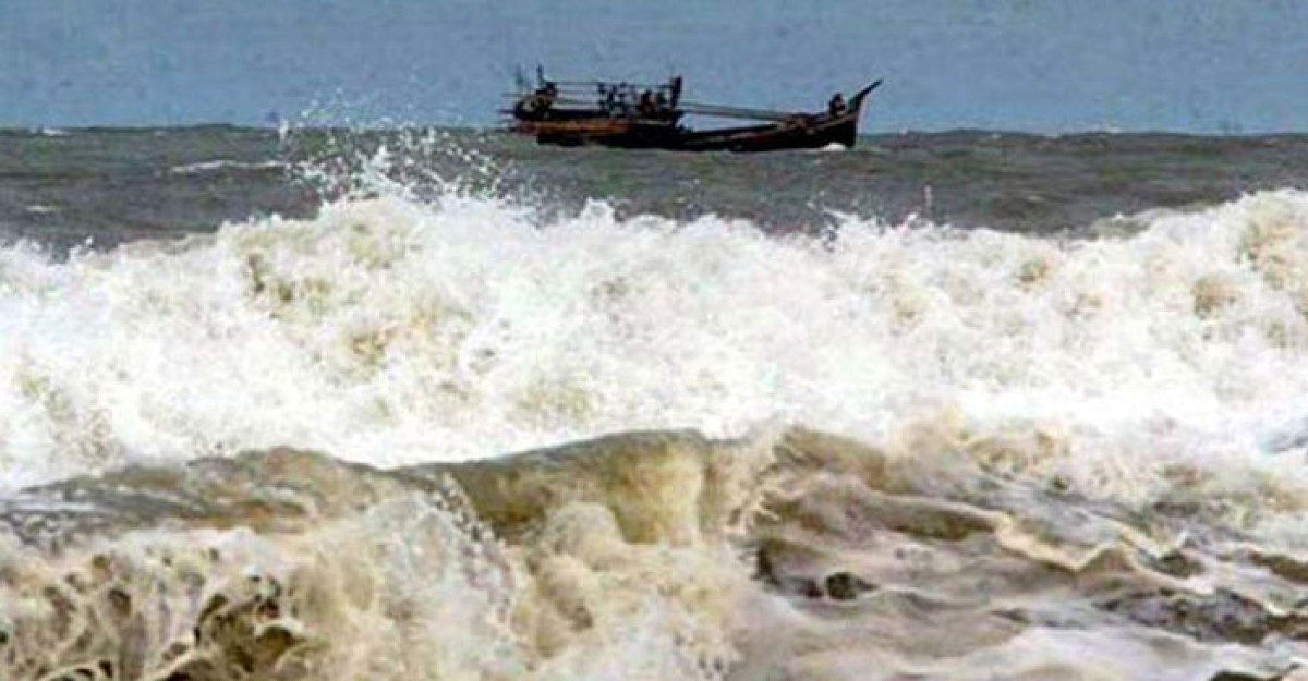 নিম্নচাপের প্রভাবে সাগর উত্তাল