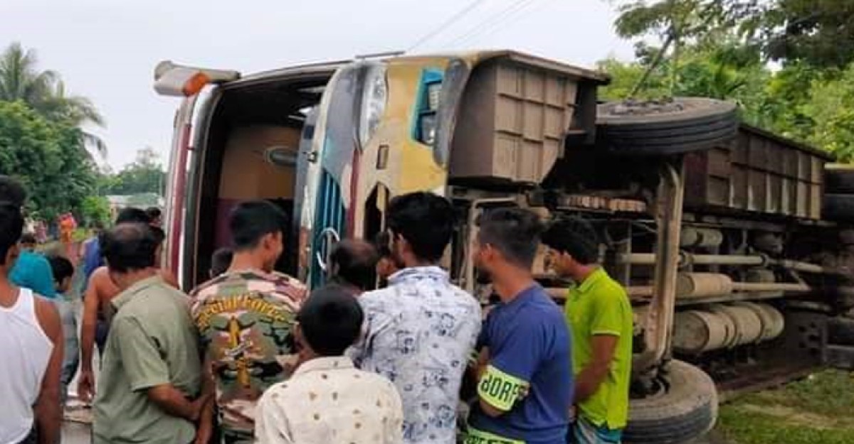 ফুলপুরে নিয়ন্ত্রণ হারিয়ে যাত্রীবাহী বাস উল্টে আহত: ২০