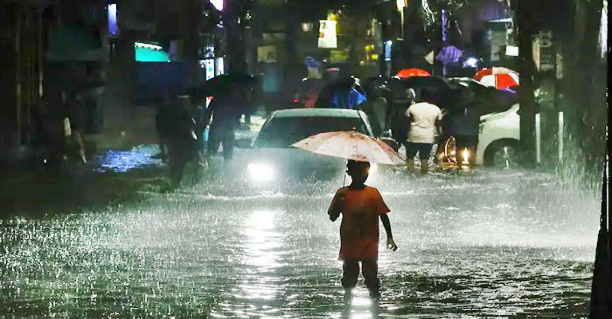 সিত্রাং কাড়লো ১৬ প্রাণ