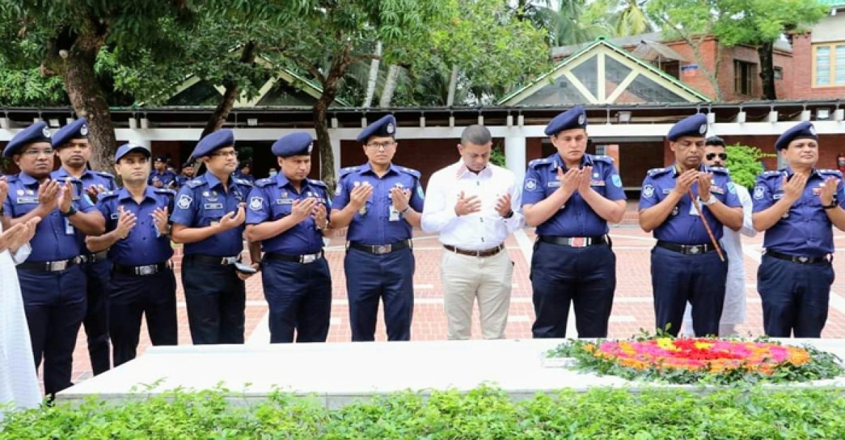 বঙ্গবন্ধুর সমাধিতে ঢাকা রেঞ্জের নবনিযুক্ত ডিআইজি'র শ্রদ্ধা