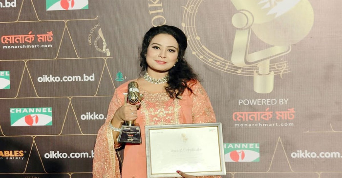চ্যানেল আই মিউজিক অ্যাওয়ার্ড পেলেন পুষ্পিতা