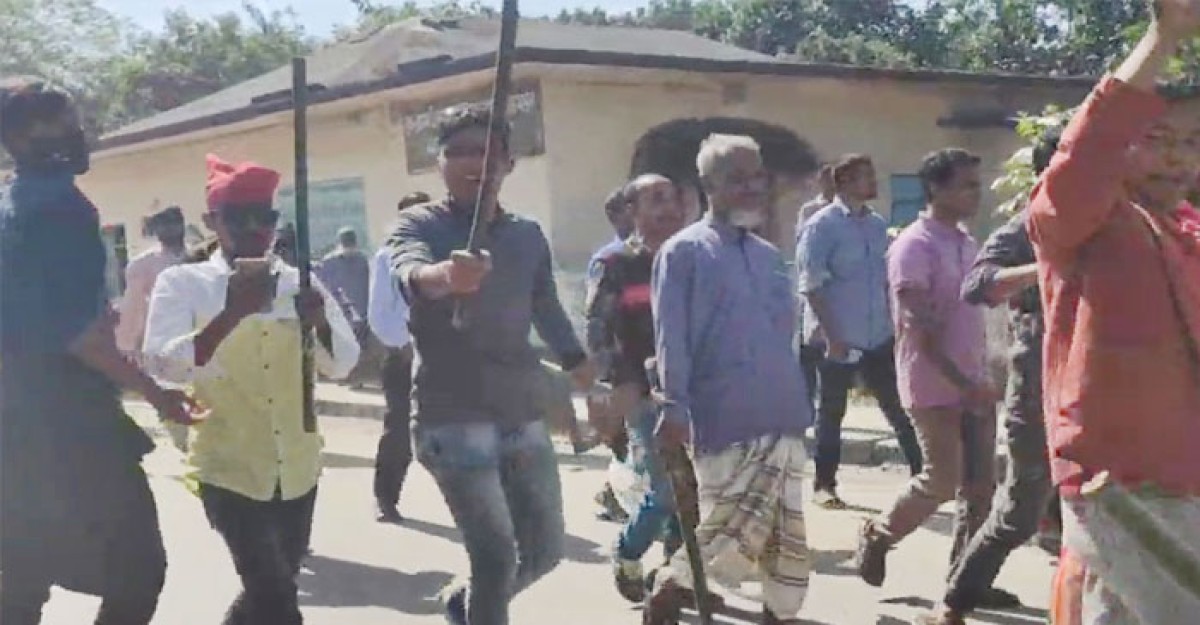 গণসমাবেশে লাঠি হাতে নিয়ে এসেছেন নেতা-কর্মীরা