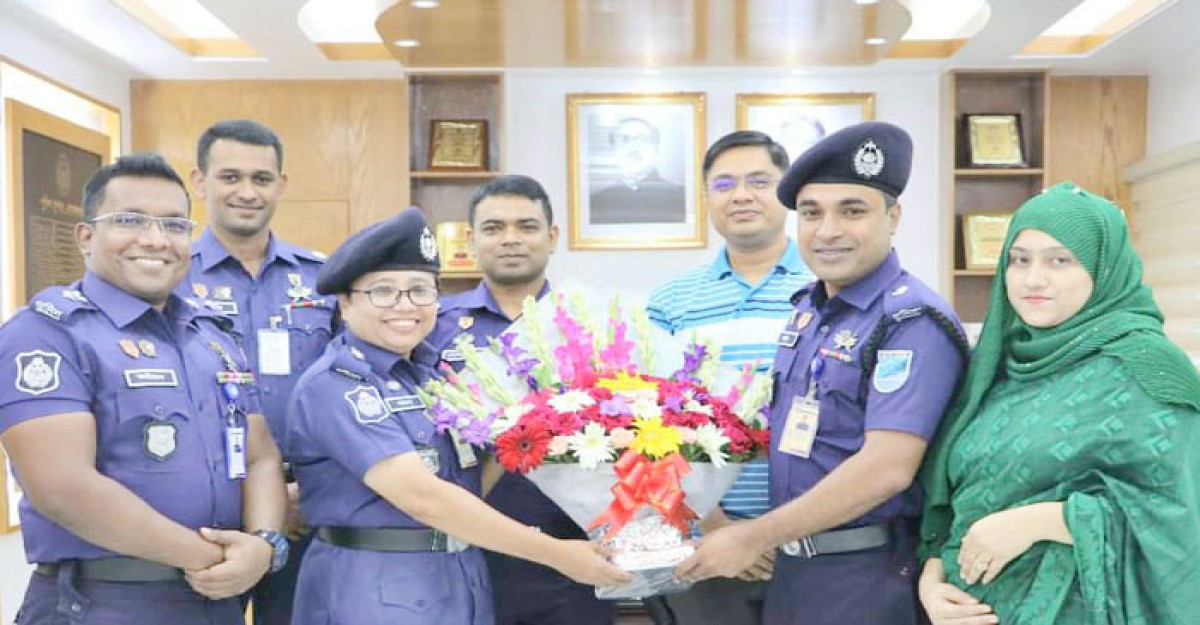 পদোন্নতিপ্রাপ্ত পুলিশ কর্মকর্তাকে র্যাংক ব্যাজ পরিয়ে দিলেন পুলিশ সুপার