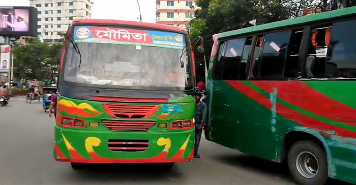 মৌমিতা বাসে যাত্রীর ওপর বমি করে টাকা চুরি