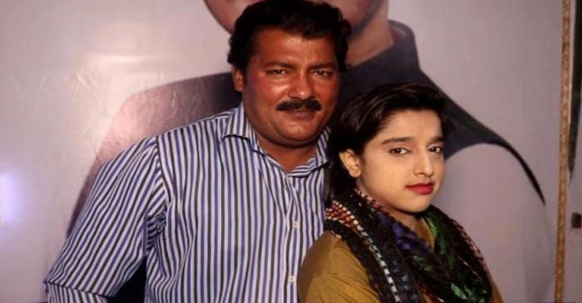 নিজের ছাত্রীকে বিয়ে করলেন শিক্ষক