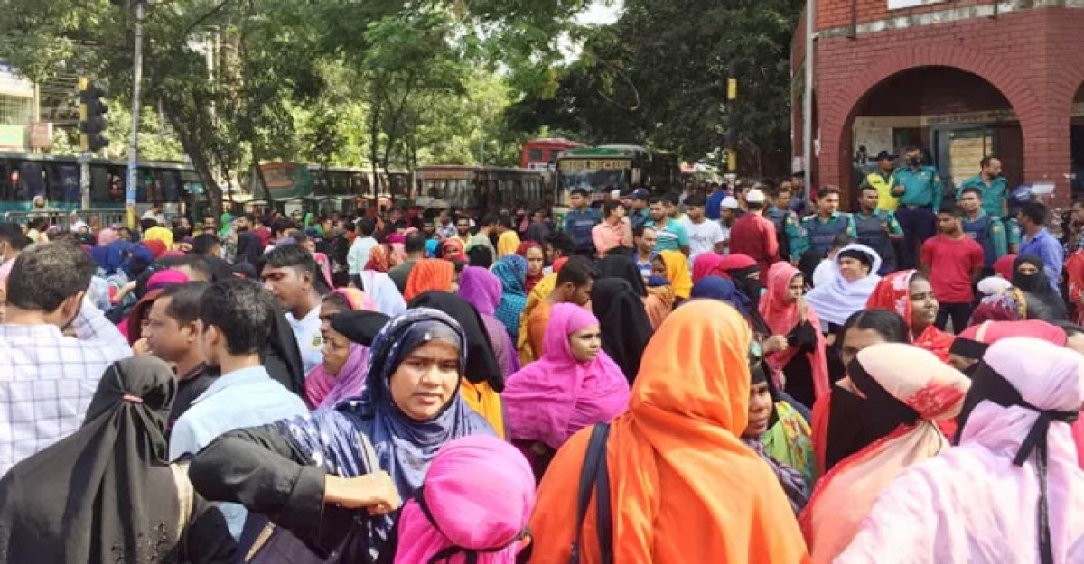 আরামবাগে সড়ক অবরোধ করেছে পোষাক শ্রমিকরা