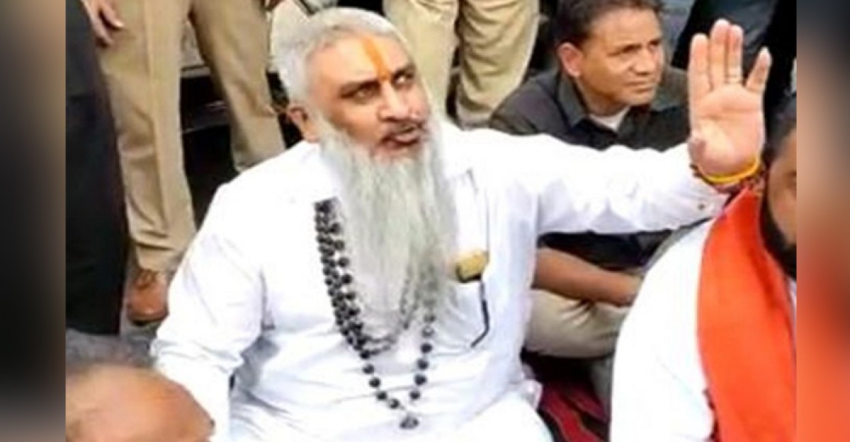হামলাকারীর গুলিতে শিবসেনার নেতা নিহত