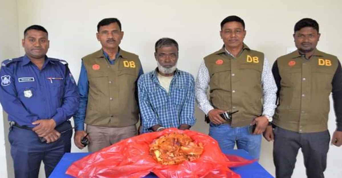 ডিবি পুলিশের অভিযানে হরিণের মাংস সহ আটক -১