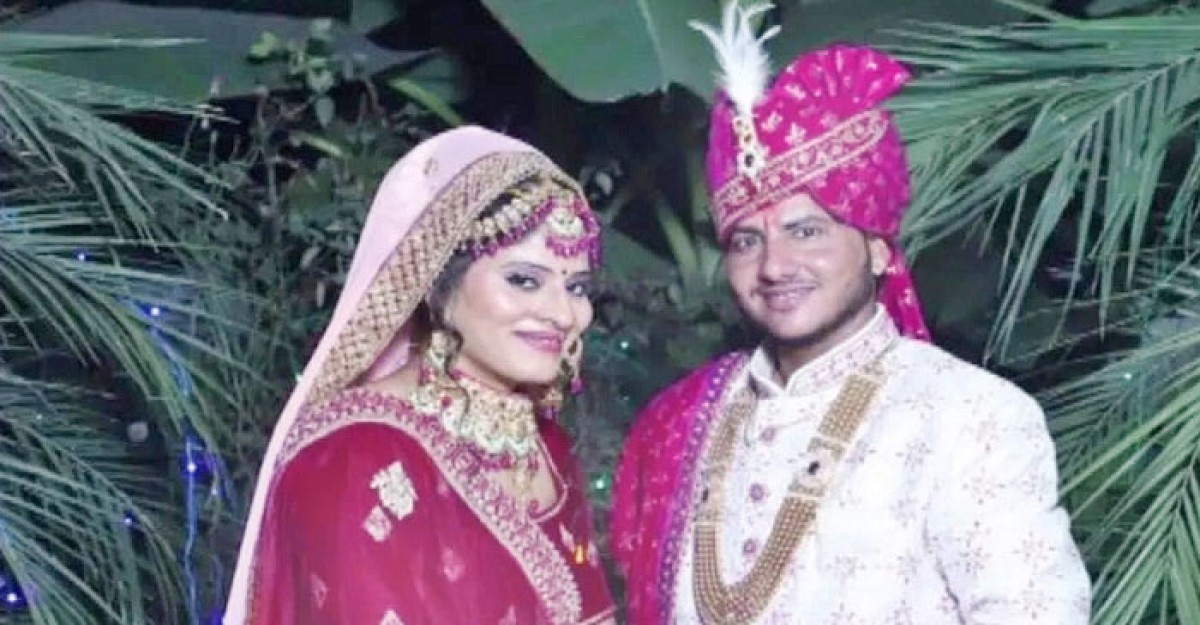 ছাত্রীকে বিয়ে করলেন শিক্ষিকা