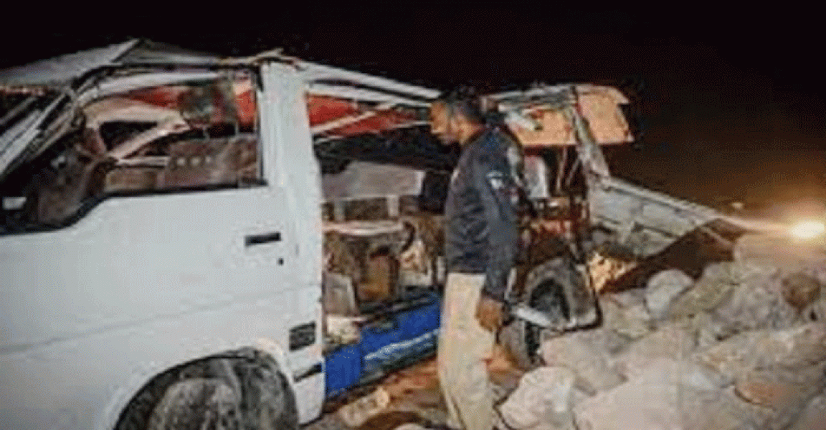 পাকিস্তানে বাস দুর্ঘটনায় নিহত ২০
