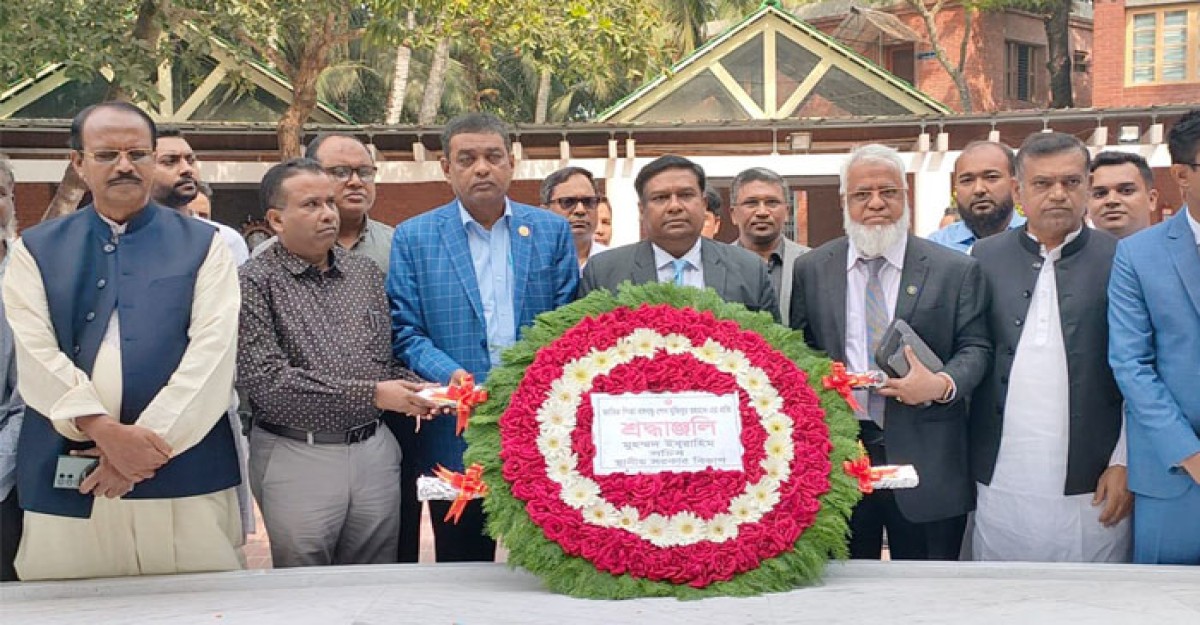 বঙ্গবন্ধুর সমাধিতে স্থানীয় সরকার সচিব মুহাম্মদ ইব্রাহিমের শ্রদ্ধা