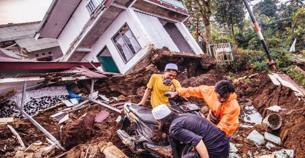 ইন্দোনেশিয়ায় ভূমিকম্পে ধ্বংসস্তূপে আটকা পড়েছে বহু মানুষ