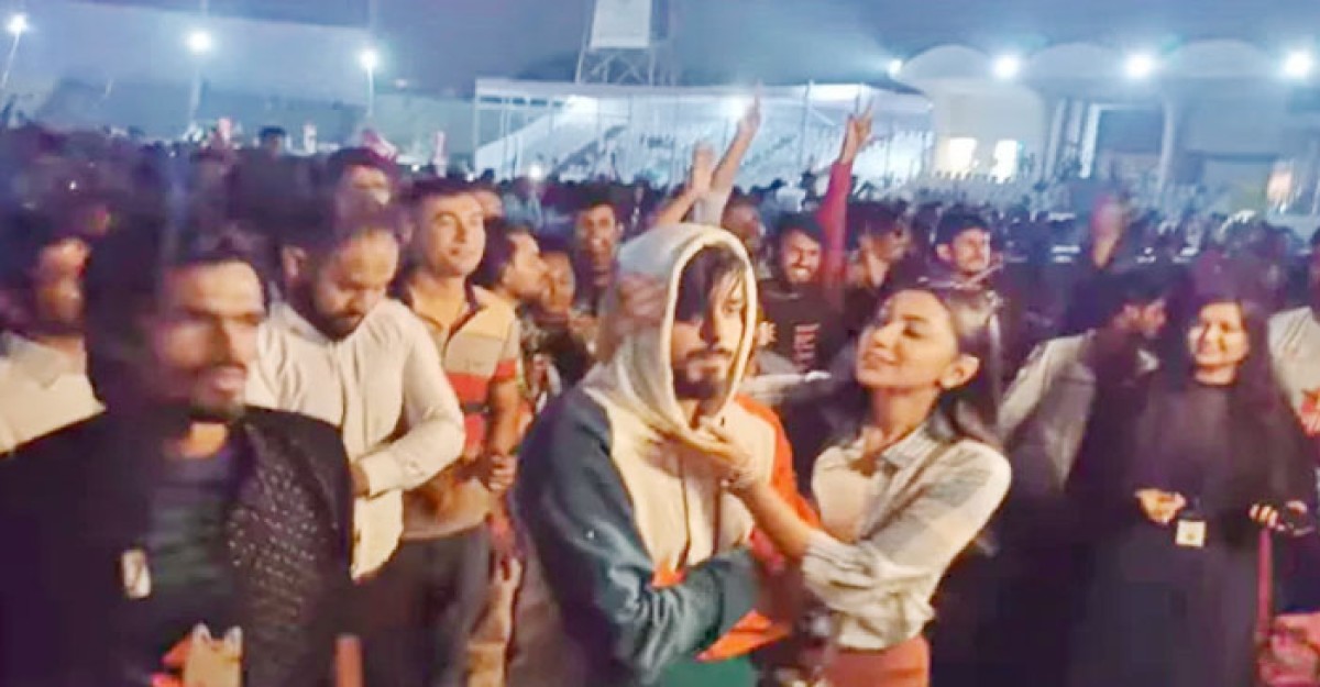 সিয়ামকে চুমু দিয়ে থাপ্পড় খেলেন সুনেরাহ