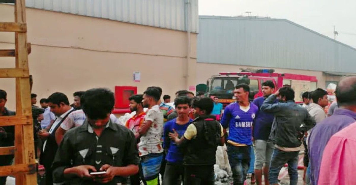 ১০ ঘণ্টায়ও নেভেনি তুলার গুদামের আগুন