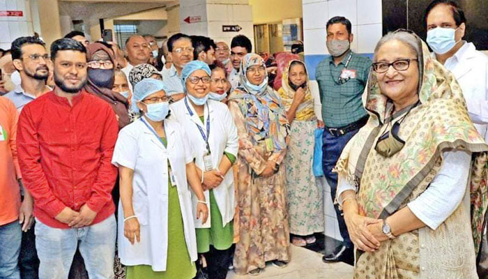 ১০ টাকায় চোখ পরীক্ষা করালেন প্রধানমন্ত্রী