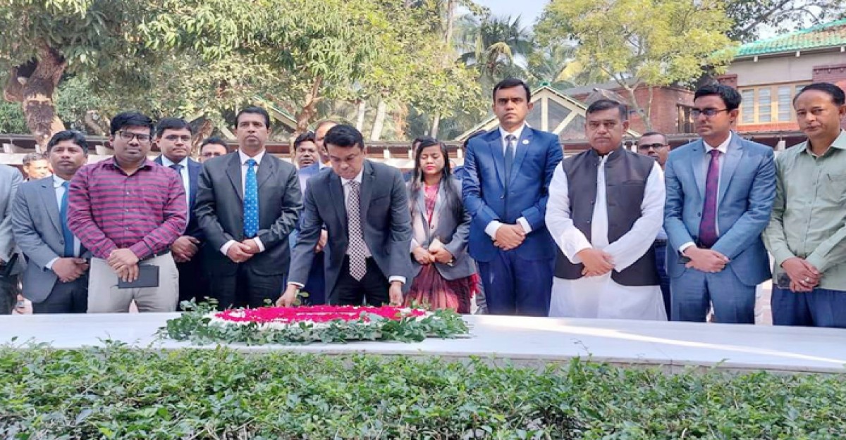 বঙ্গবন্ধুর সমাধিতে গোপালগঞ্জের নবাগত জেলা প্রশাসক -এর শ্রদ্ধা