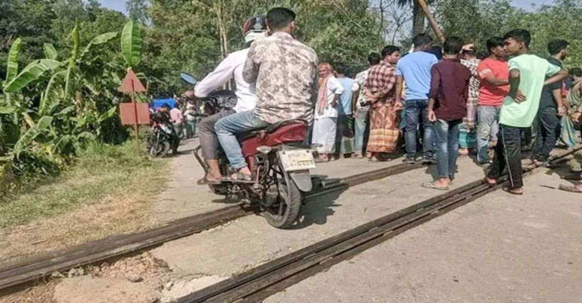 ট্রেনের ধাক্কায় প্রাণ গেল অটোরিকশার ৩ যাত্রীর