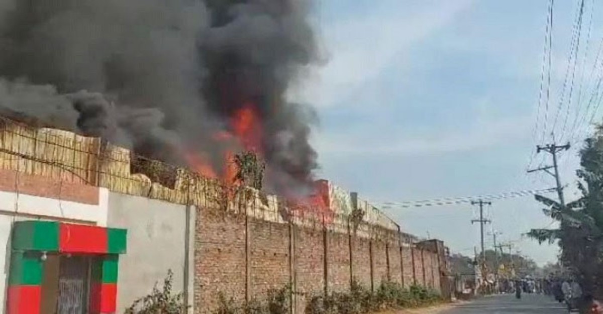 গাজীপুরে গুদামে ভয়াবহ আগুন