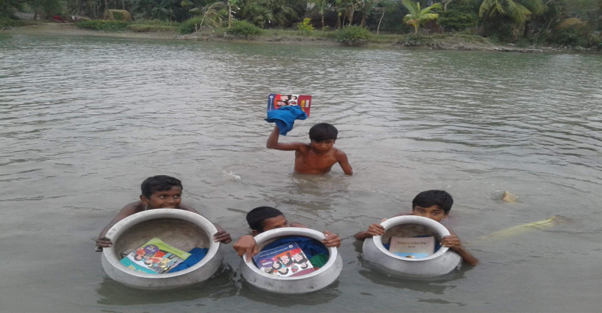 পাতিলে ভেসে স্কুলে যায় জান্নাতুলরা
