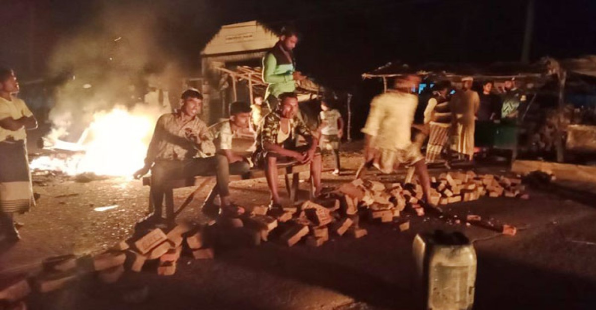 ইয়াবাসহ আটকের ঘটনায় সড়ক অবরোধ, র্যাবের গাড়ি ভাঙচুর