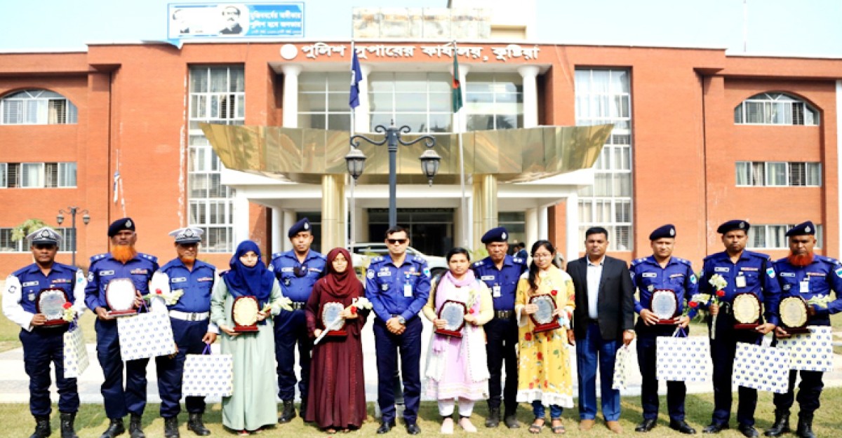 জিপিএ-৫ প্রাপ্ত পুলিশ সদস্যের সন্তানদের পুরস্কৃত করলেন এসপি