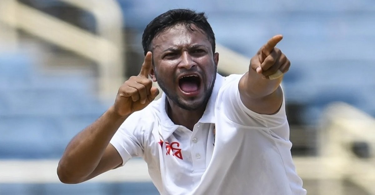 মাঠ থেকে অ্যাম্বুলেন্সে হাসপাতালে সাকিব