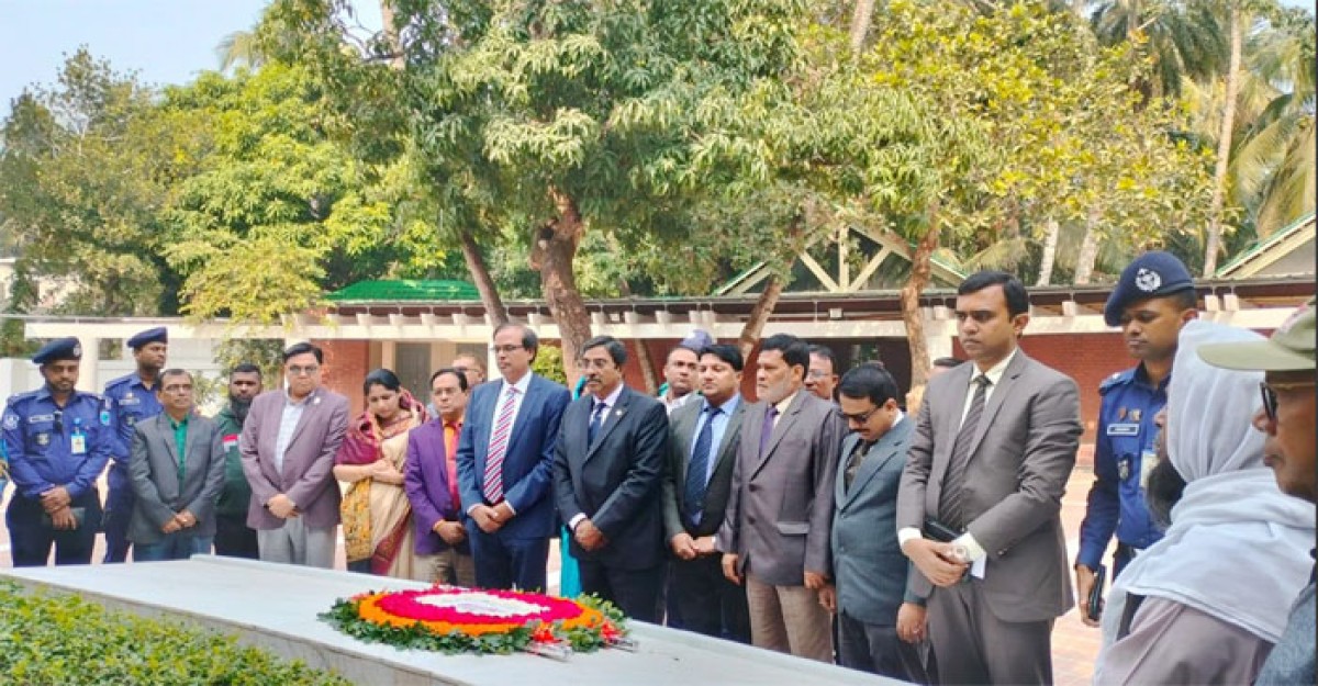 বঙ্গবন্ধুর সমাধিতে মানবাধিকার কমিশনের চেয়ারম্যানের শ্রদ্ধা